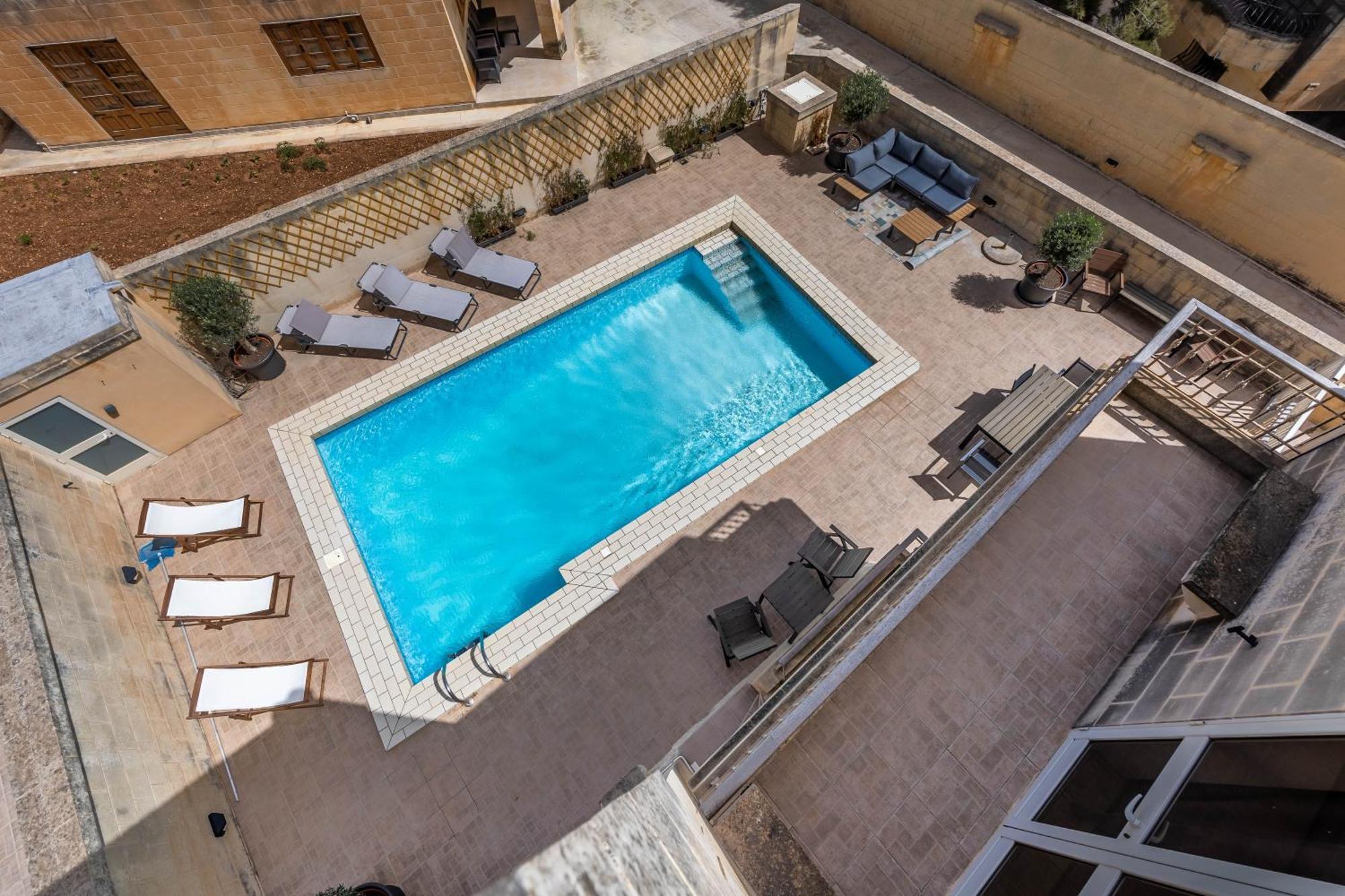 Tranquil Mansion - 3 Bed, Pool, Bbq & Gaming Villa